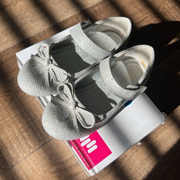 ✨BRAND NEW SILVER SHOES FOR LITTLE GIRL SZ 7✨ - Picture 11 of 11